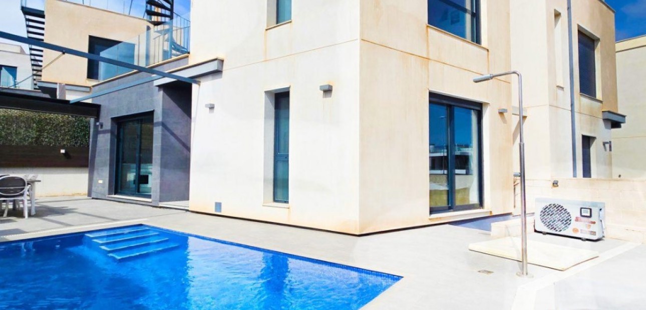 Herverkoop - Villa -
Orihuela Costa - Villamartín