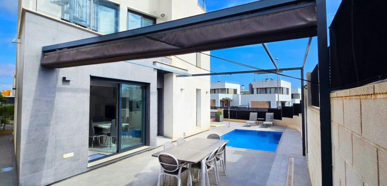 Herverkoop - Villa -
Orihuela Costa - Villamartín