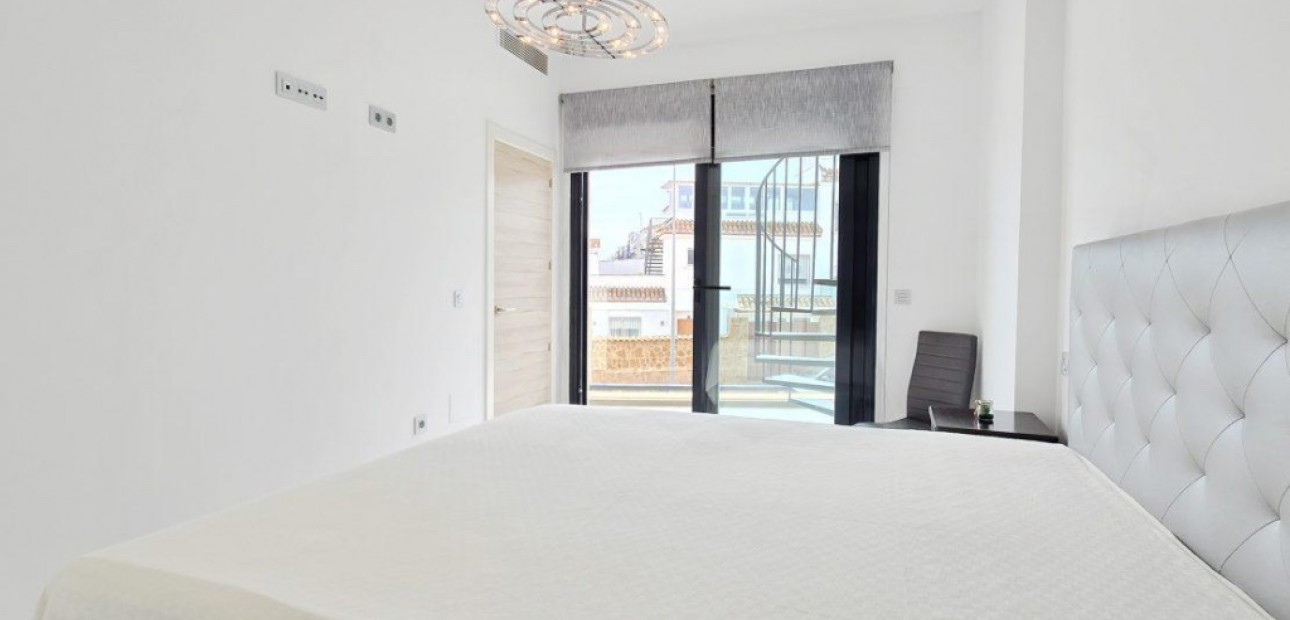 Herverkoop - Villa -
Orihuela Costa - Villamartín