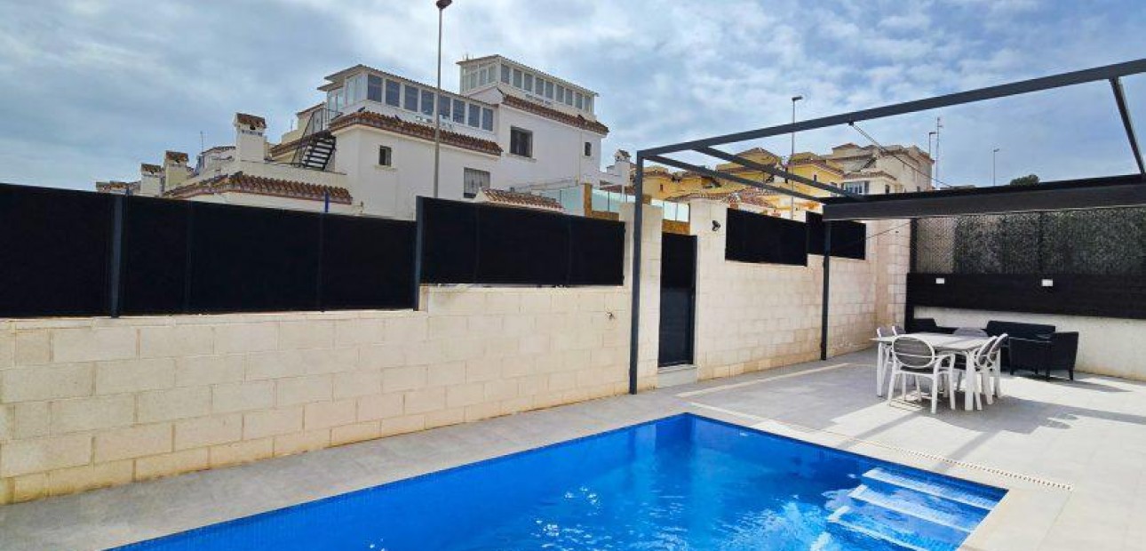 Herverkoop - Villa -
Orihuela Costa - Villamartín