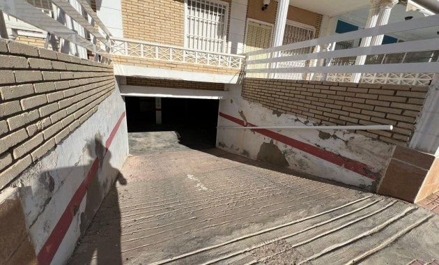 Herverkoop - Herenhuis -
La Mata