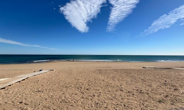 Herverkoop - Herenhuis -
La Mata