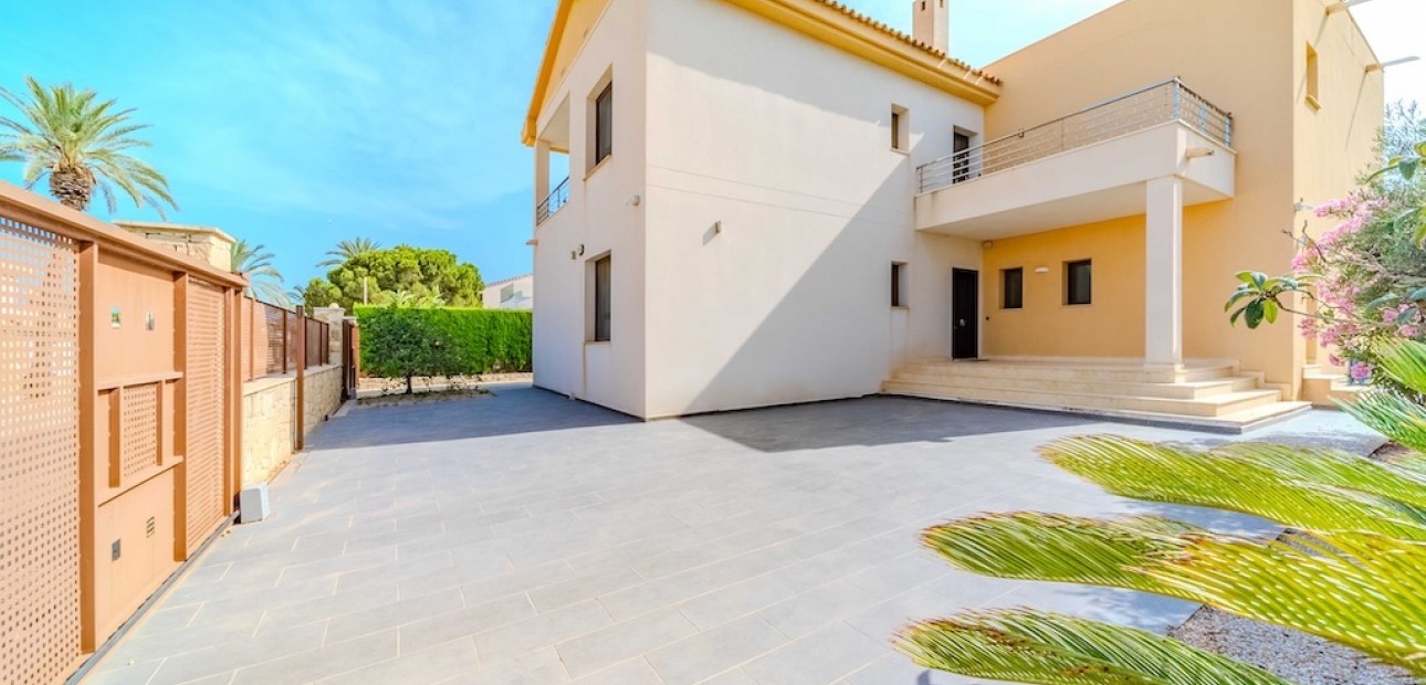 Sale - Villa -
Cabo Roig