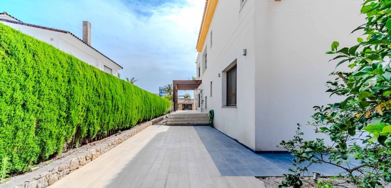 Sale - Villa -
Cabo Roig