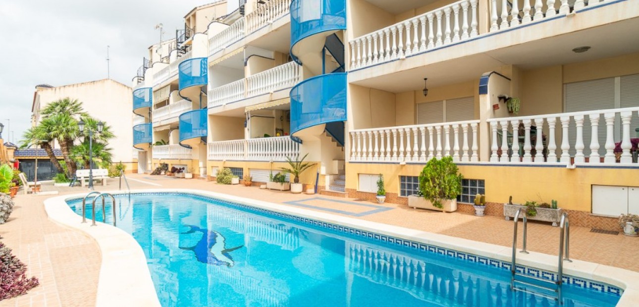 Venta - Apartamento / piso -
Algorfa