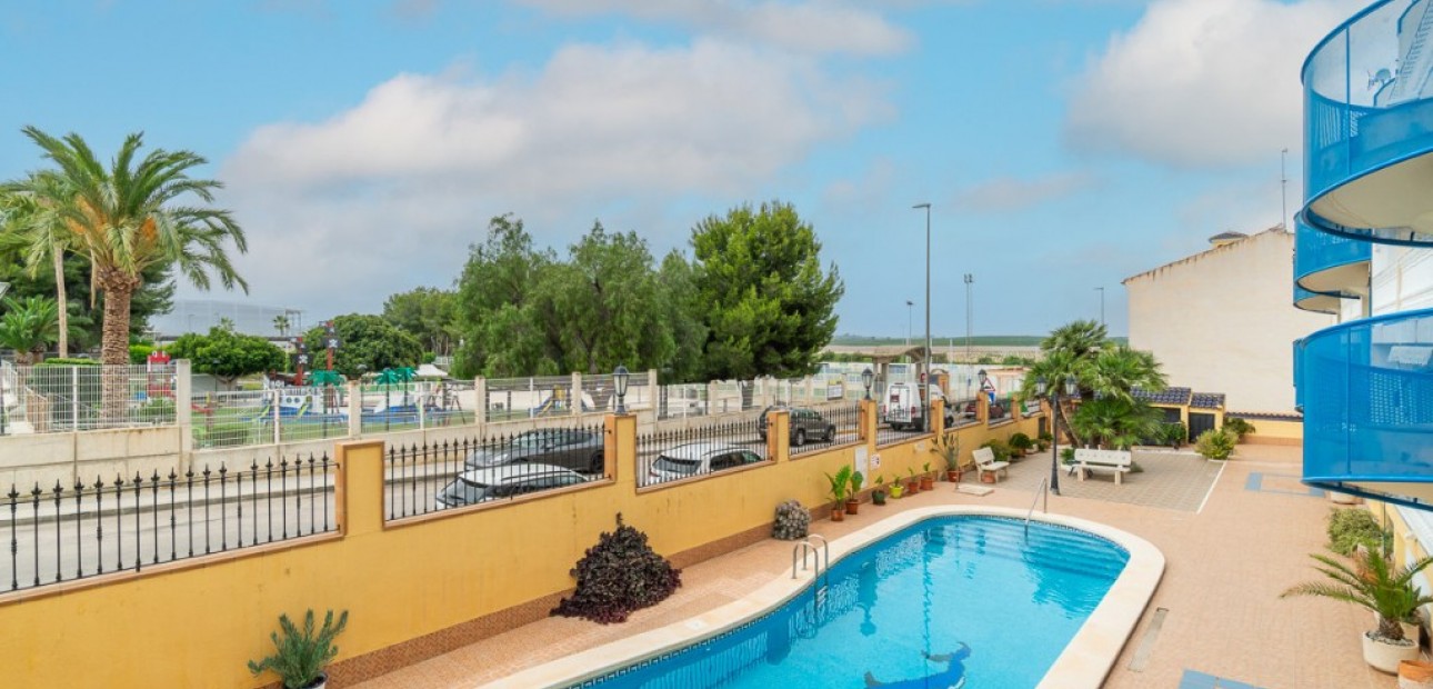 Venta - Apartamento / piso -
Algorfa