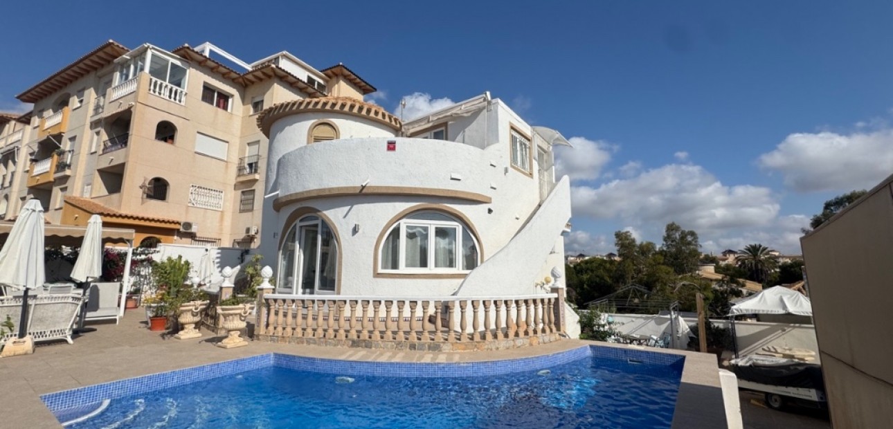 Herverkoop - Villa -
La Zenia