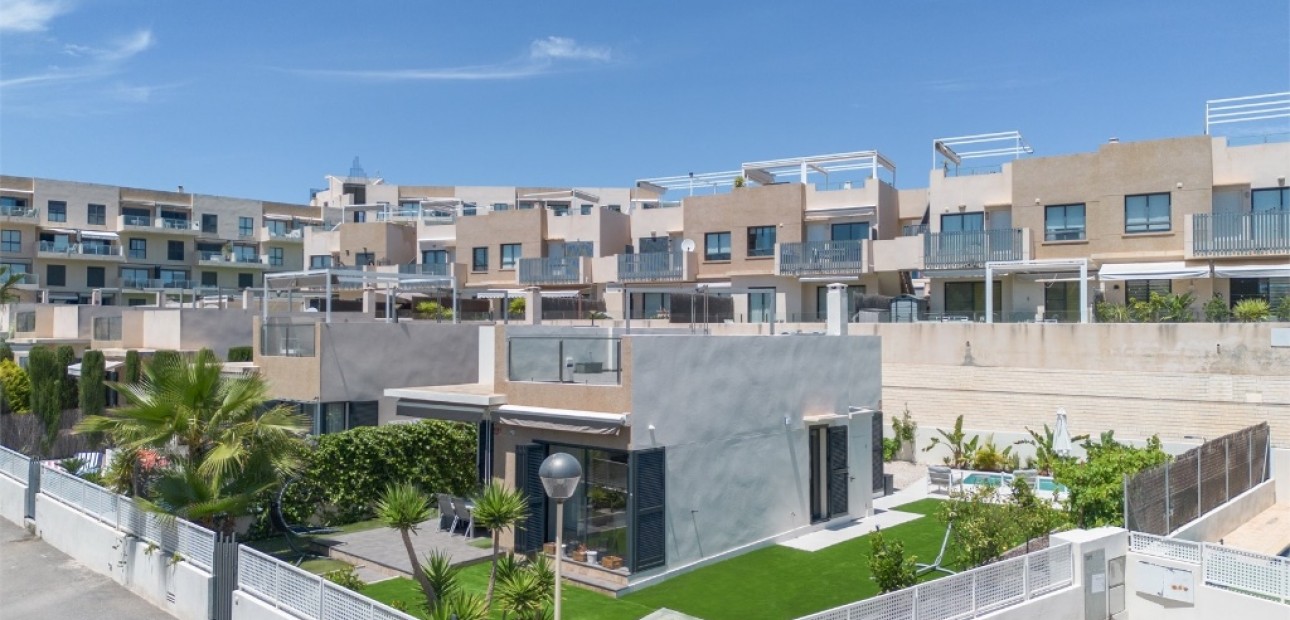 Venta - Villa -
La Zenia