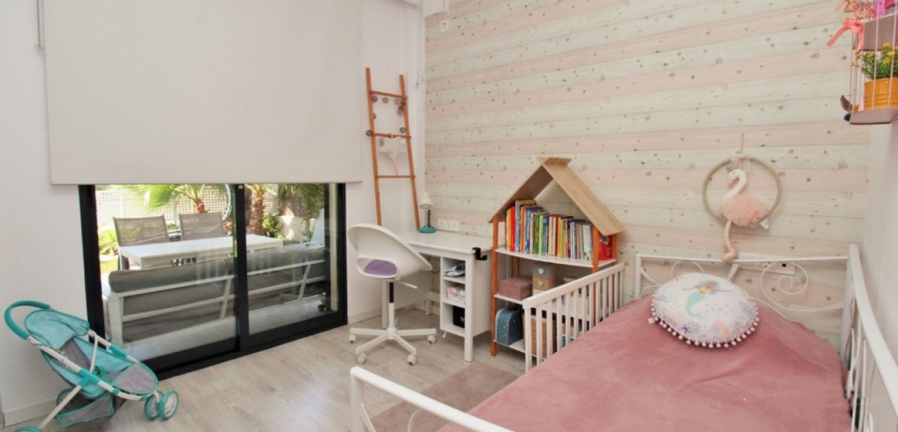 Venta - Villa -
La Zenia