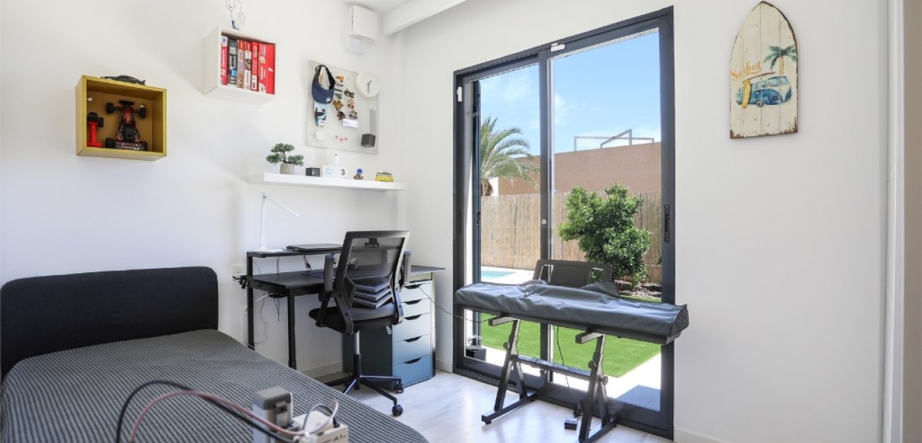 Venta - Villa -
La Zenia