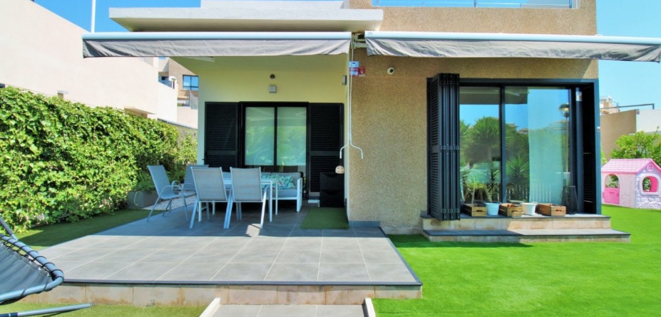 Venta - Villa -
La Zenia