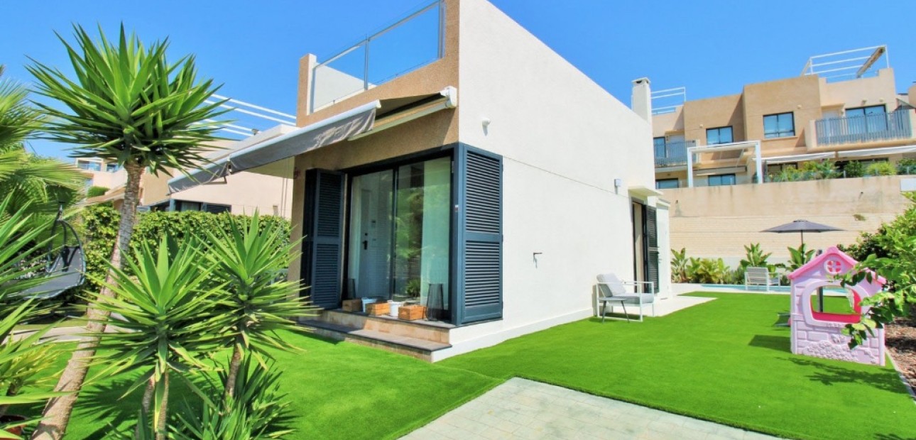 Venta - Villa -
La Zenia