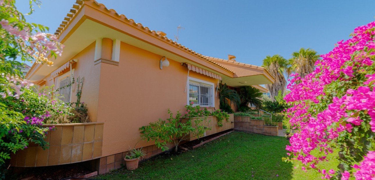 Herverkoop - Villa -
Campoamor