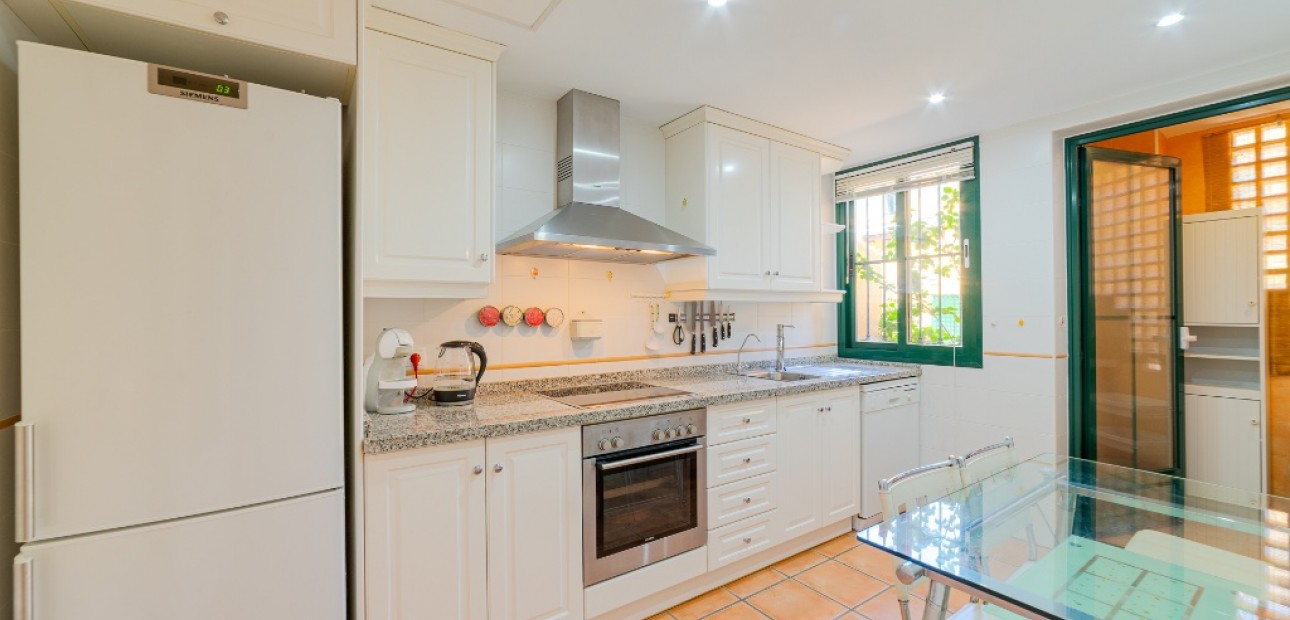 Herverkoop - Adosado -
Finestrat