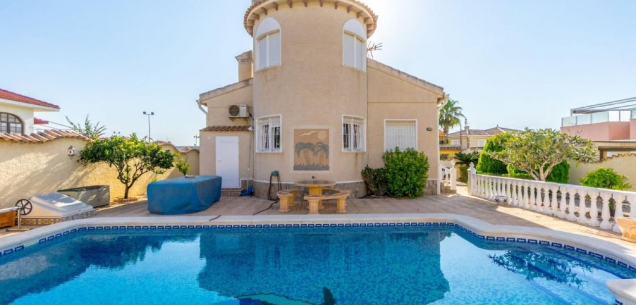 Sale - Villa -
Ciudad Quesada