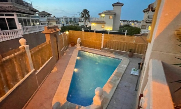 Herverkoop - Herenhuis -
Orihuela Costa - Villamartín