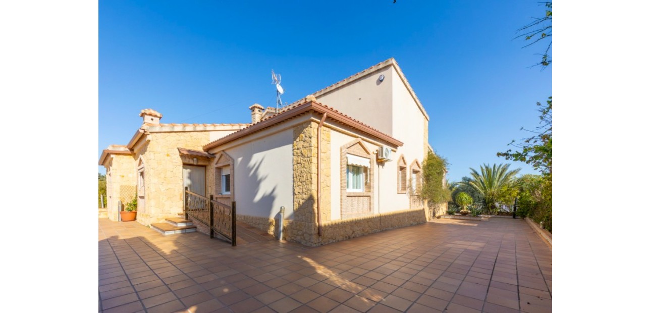 Sale - Villa -
Torrevieja - Los altos