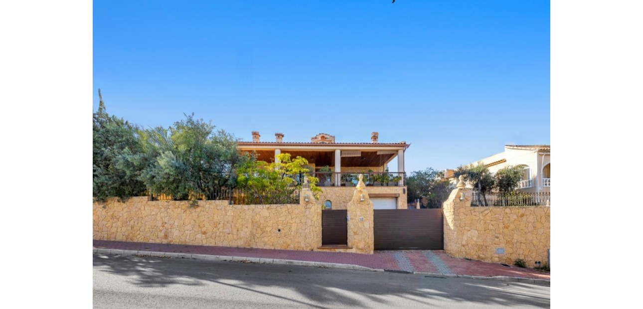 Sale - Villa -
Torrevieja - Los altos