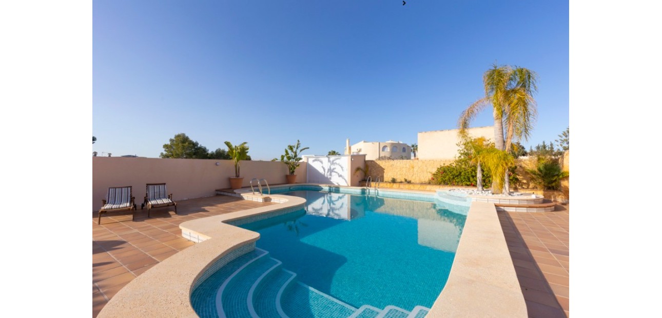 Sale - Villa -
Torrevieja - Los altos
