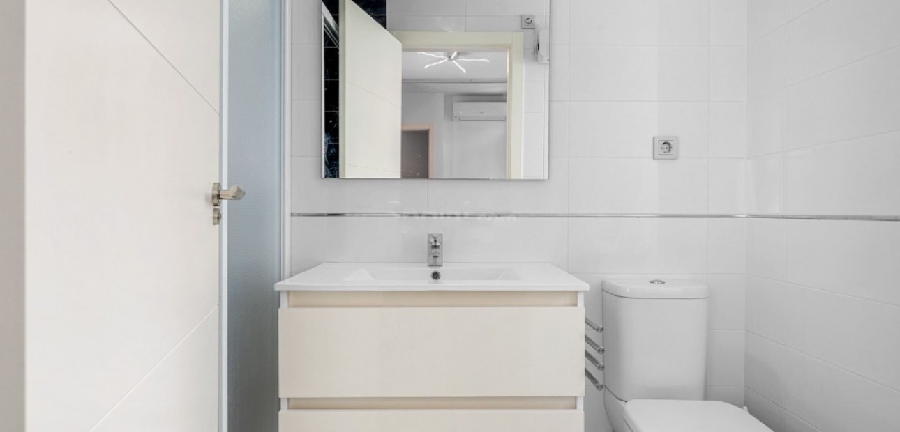 Venta - Apartamento / piso -
Lomas de Cabo Roig