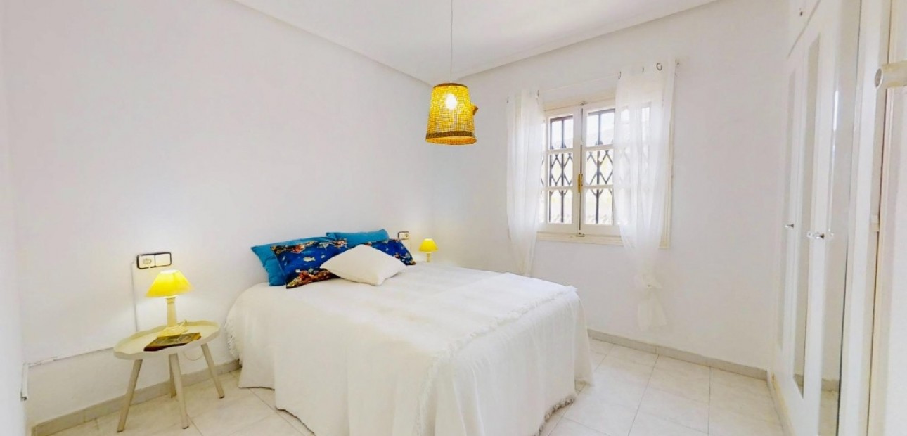 Venta - Apartamento / piso -
Punta Prima