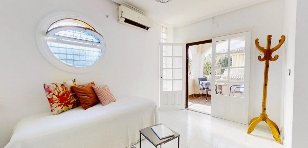 Venta - Apartamento / piso -
Punta Prima