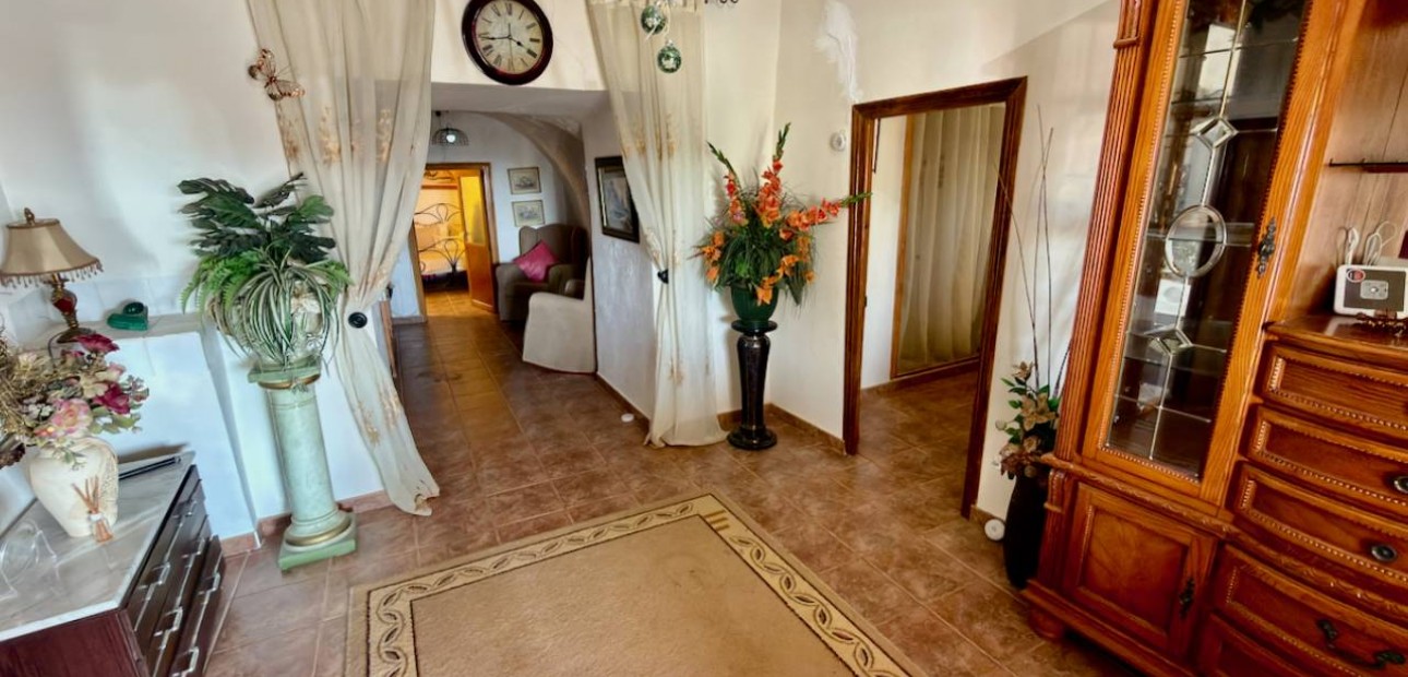 Herverkoop - Finca / Country Property -
Orihuela