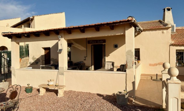 Herverkoop - Finca / Country Property -
Orihuela