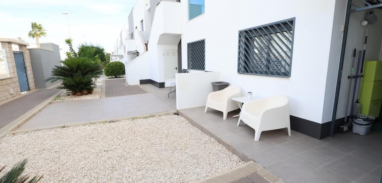 Sale - Bungalow -
Orihuela Costa - La Zenia