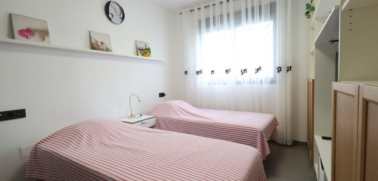 Sale - Bungalow -
Orihuela Costa - La Zenia