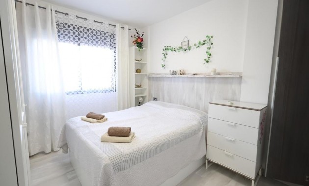 Sale - Bungalow -
Orihuela Costa - La Zenia