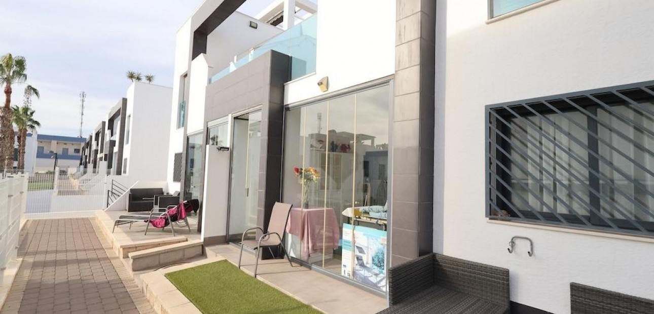 Sale - Bungalow -
Orihuela Costa - La Zenia