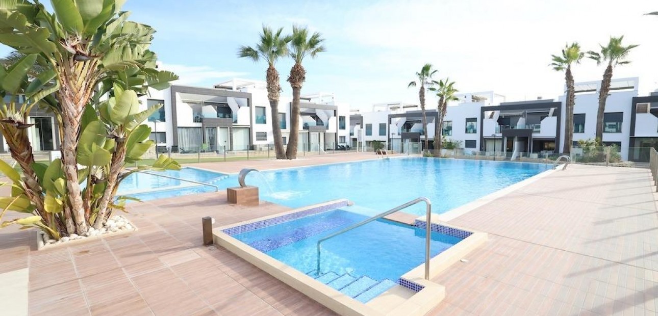 Sale - Bungalow -
Orihuela Costa - La Zenia