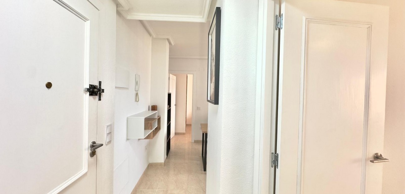 Sale - Apartment / flat -
Torrevieja - Centro