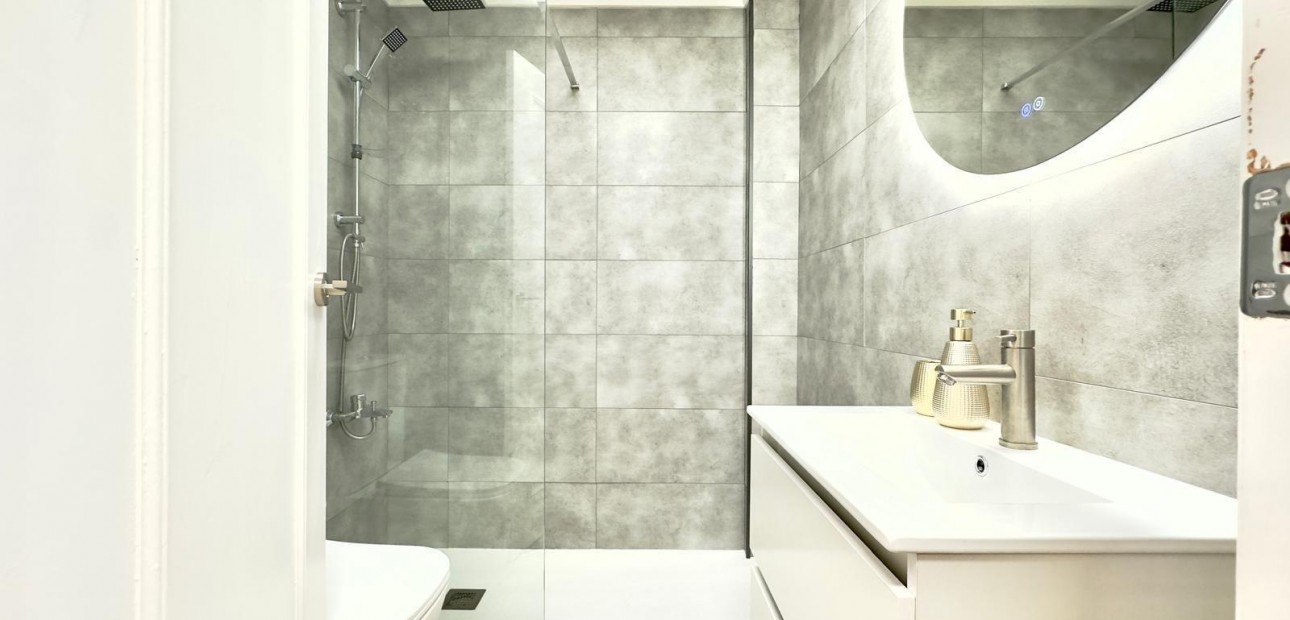 Sale - Apartment / flat -
Torrevieja - Centro