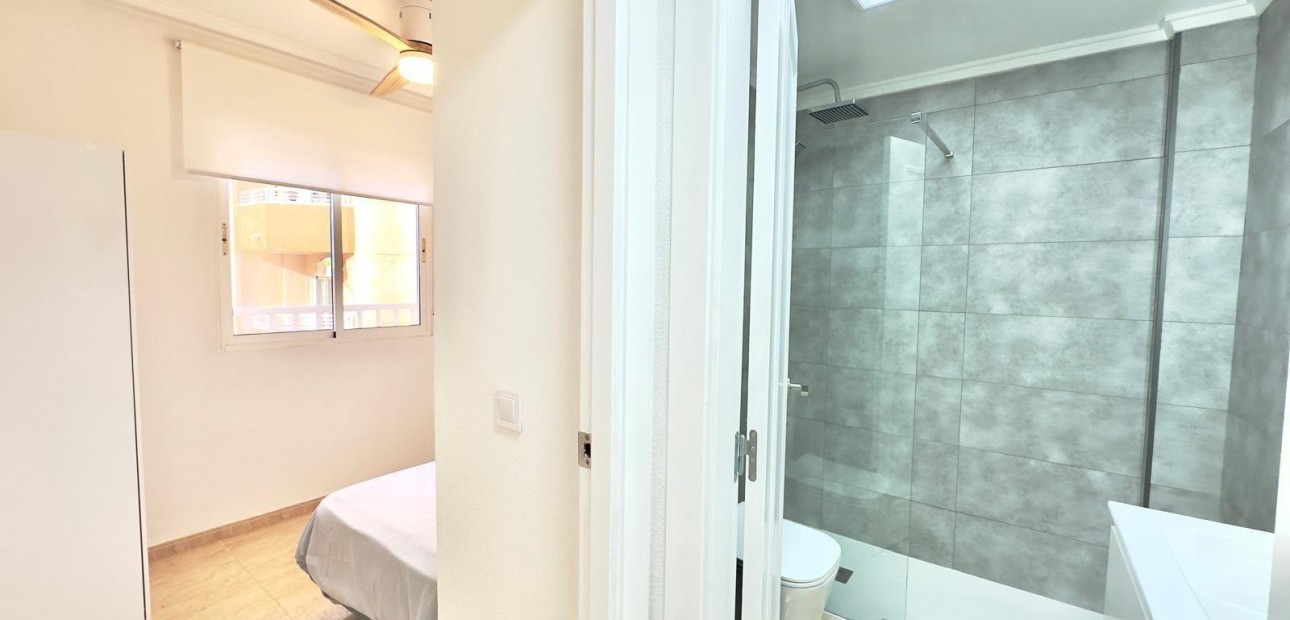 Sale - Apartment / flat -
Torrevieja - Centro