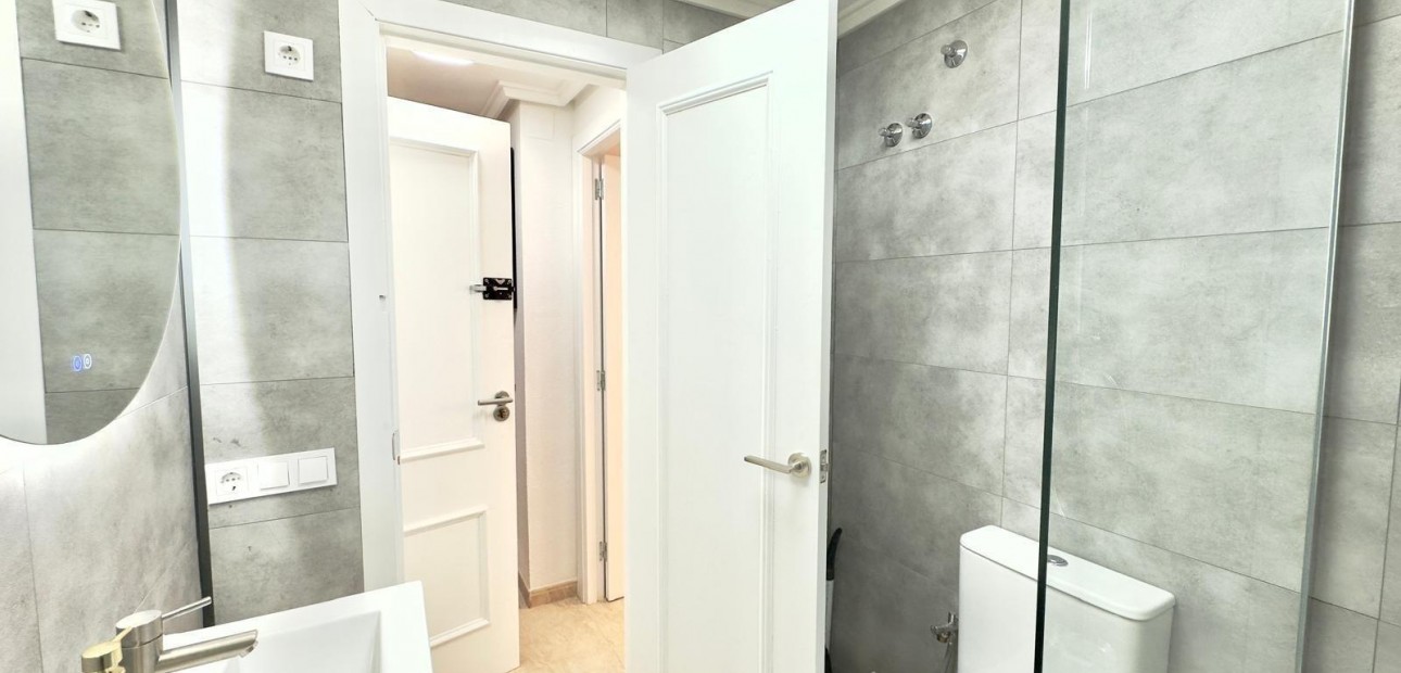 Sale - Apartment / flat -
Torrevieja - Centro