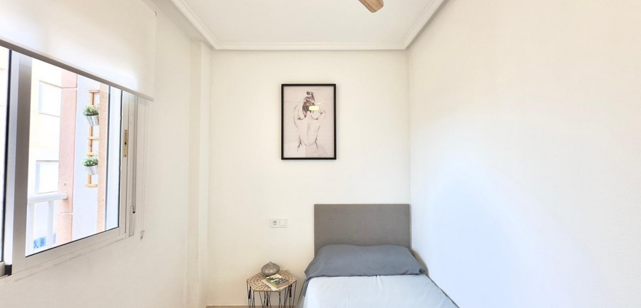 Sale - Apartment / flat -
Torrevieja - Centro