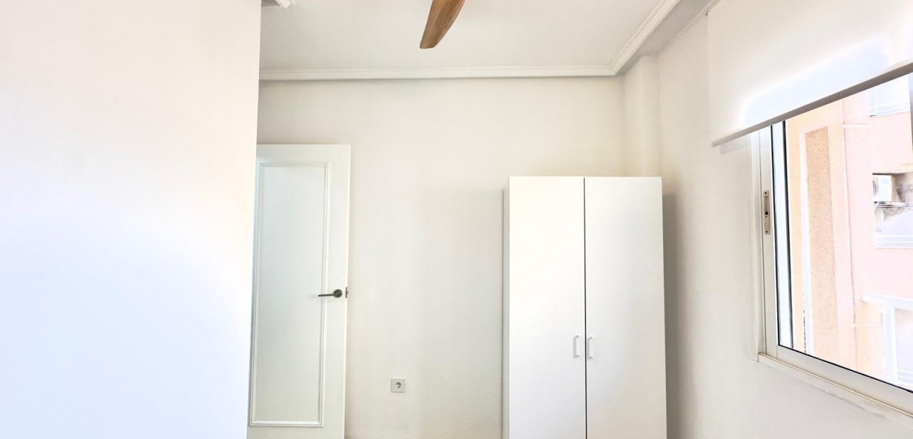 Sale - Apartment / flat -
Torrevieja - Centro