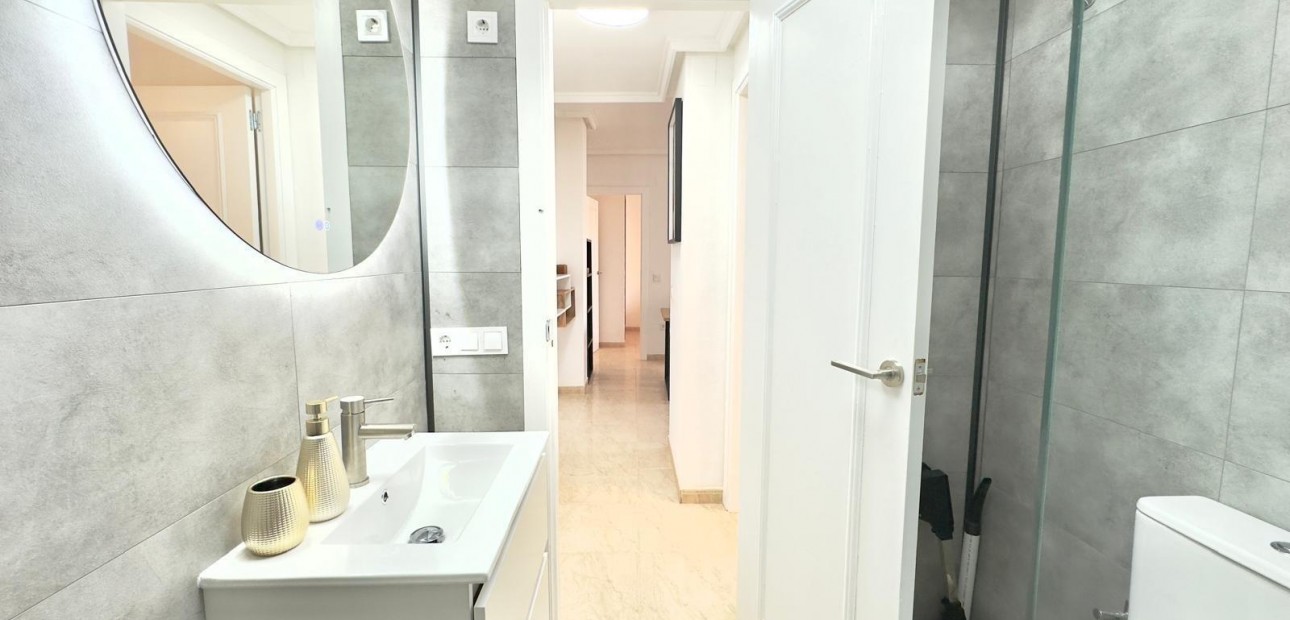 Sale - Apartment / flat -
Torrevieja - Centro