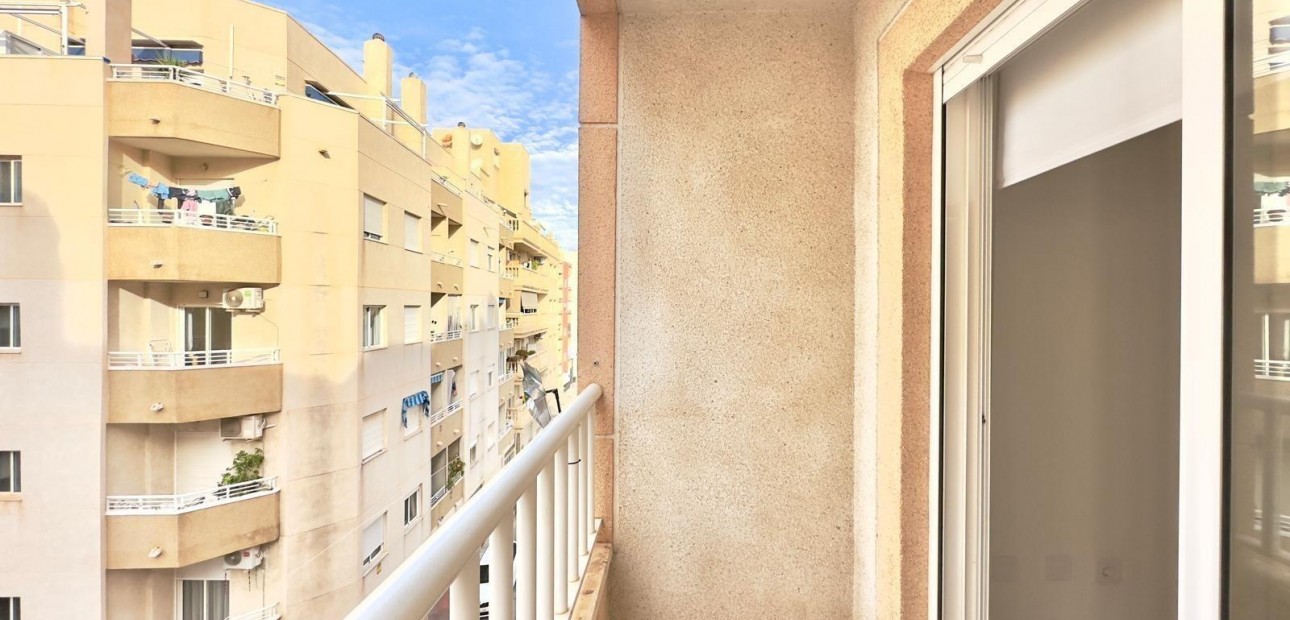 Sale - Apartment / flat -
Torrevieja - Centro