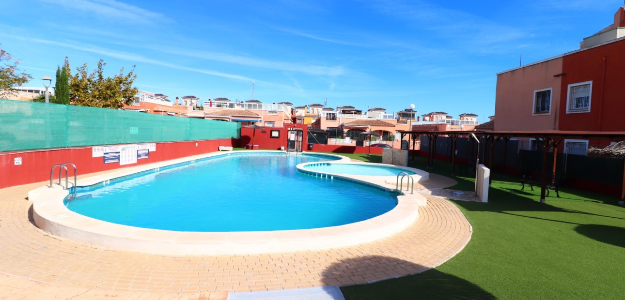 Venta - Apartamento / piso -
Los Montesinos - La Herrada