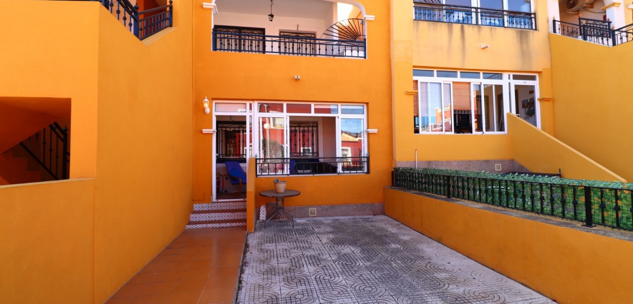 Venta - Apartamento / piso -
Los Montesinos - La Herrada