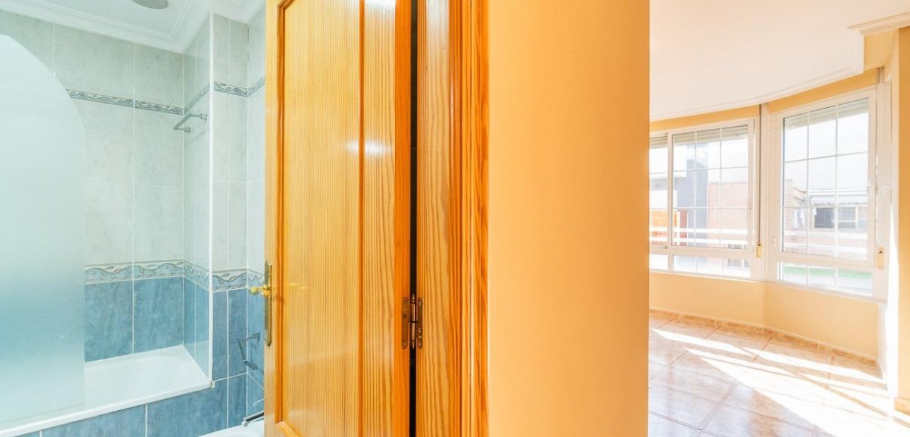 Venta - Apartamento / piso -
Torrevieja - Centro