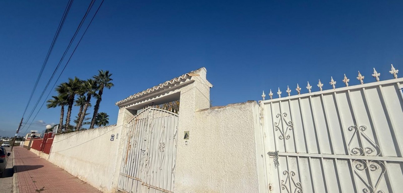 Venta - Parcela / Terreno -
Torrevieja - La Siesta - El Salado - Torreta