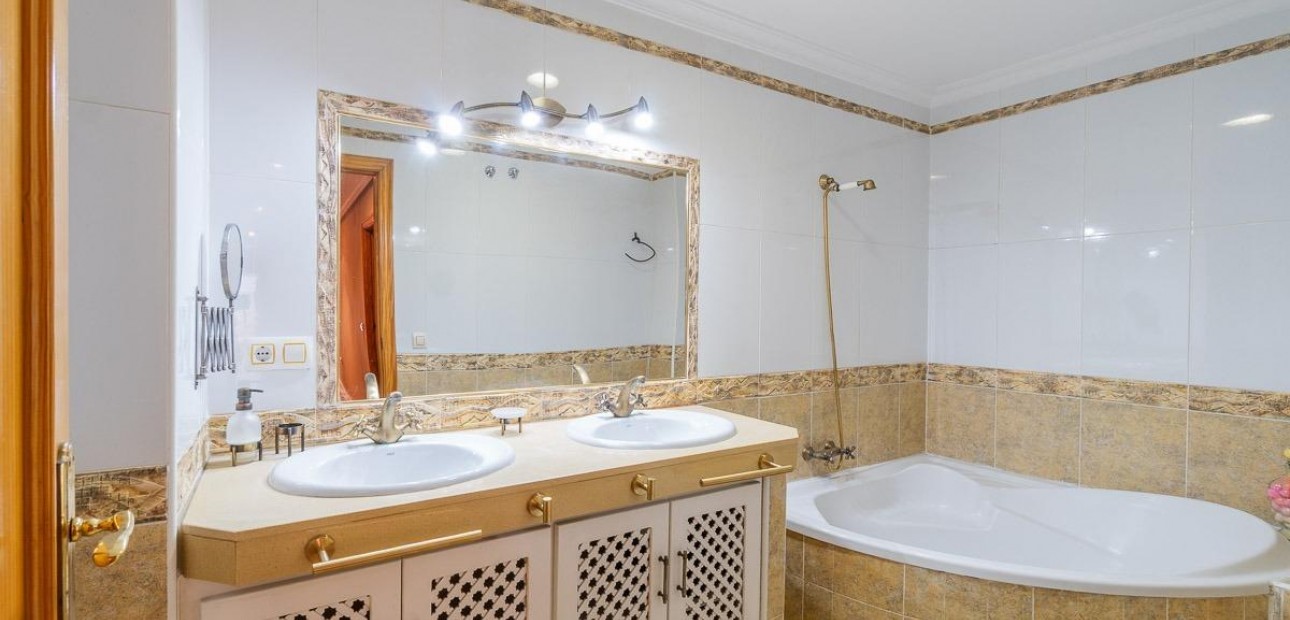 Herverkoop - Appartement / flat -
Torrevieja - Centro