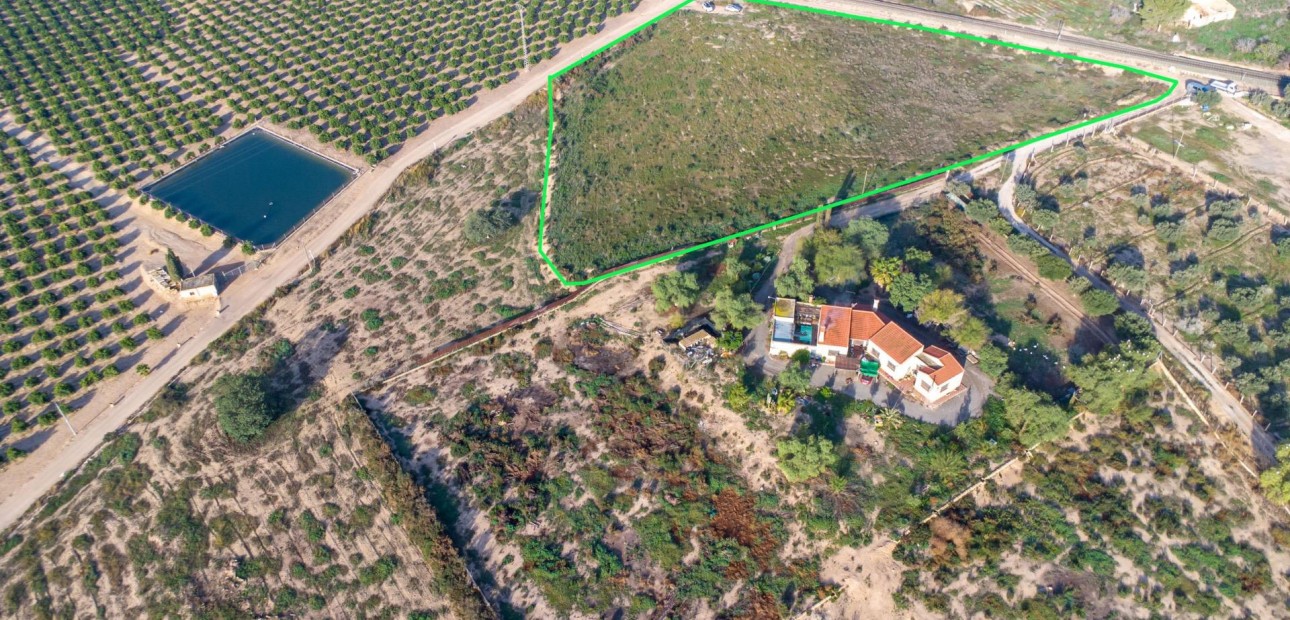 Herverkoop - Country land -
Crevillent - Comunidad valenciana