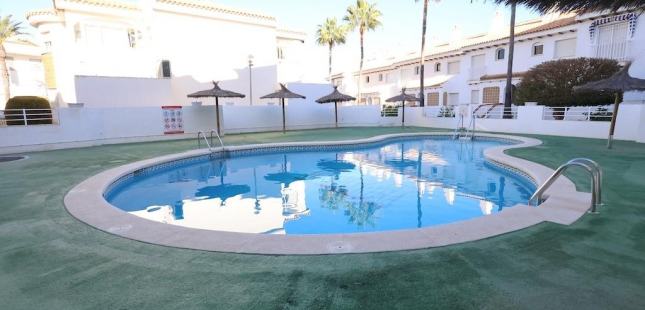 Venta - Bungalow -
Orihuela Costa - Campoamor