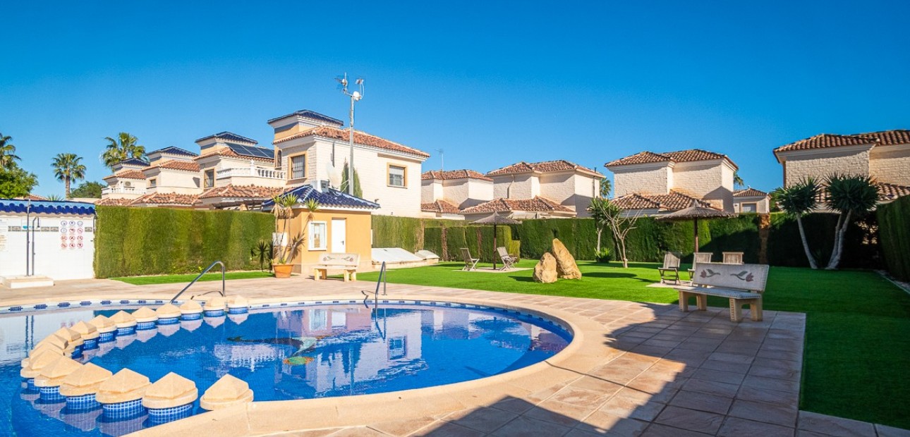 Venta - Villa -
Guardamar del Segura - EL RASO