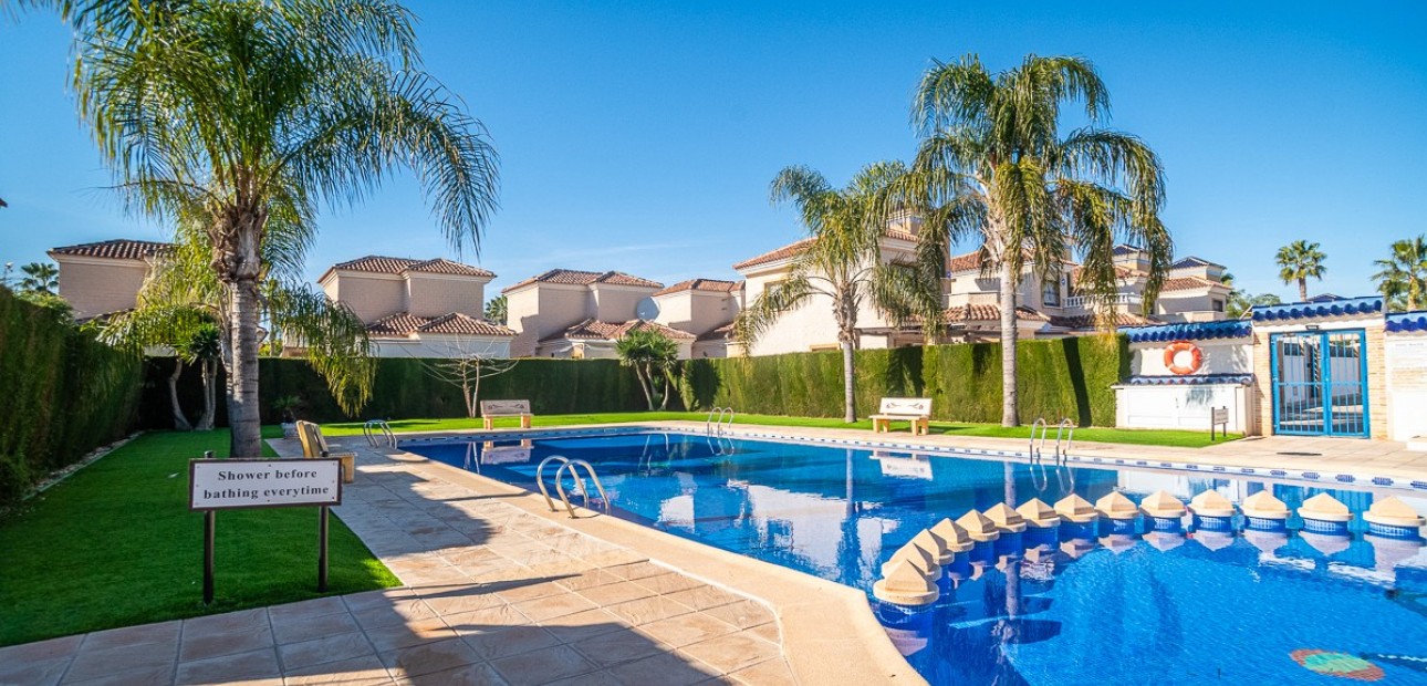 Venta - Villa -
Guardamar del Segura - EL RASO